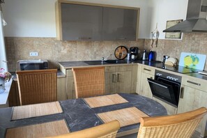 Kühlschrank, Ofen, Herdplatte, Esstisch