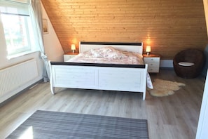 3 bedrooms, travel cot, free WiFi, bed sheets