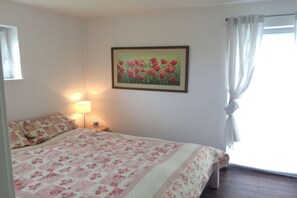 3 bedrooms, travel crib, free WiFi, bed sheets