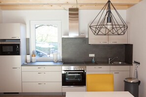 Fridge, stovetop, dishwasher