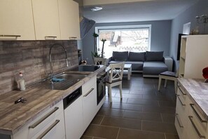 Fridge, oven, stovetop, dishwasher