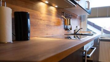 Fridge, oven, stovetop, dishwasher