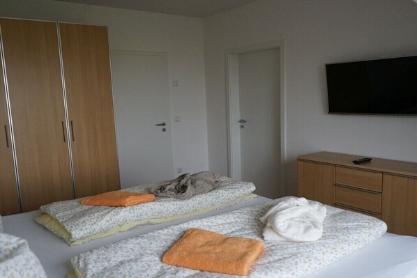 2 bedrooms, iron/ironing board, bed sheets