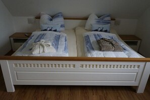 2 quartos, ferros/tábuas de passar roupa, berço de viagem, roupa de cama