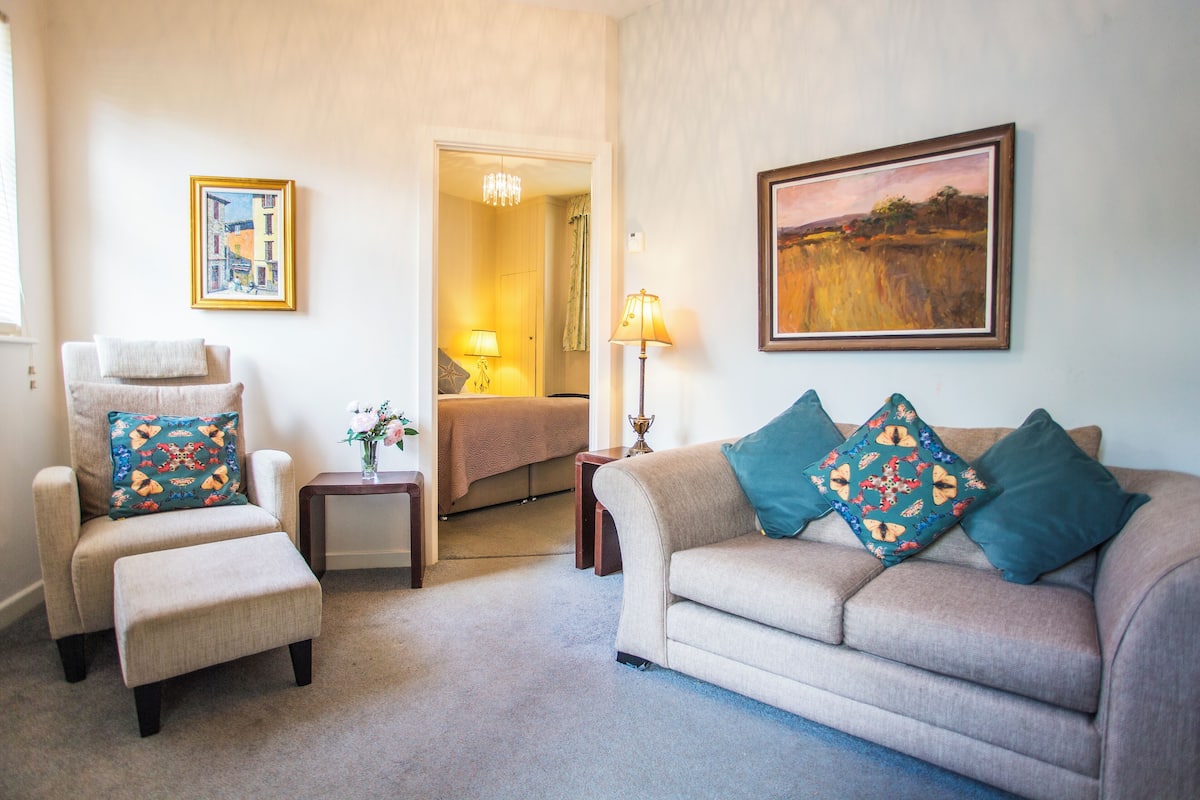 Studio | Työpöytä, kannettavalle tietokoneelle sopiva työtila, pimennysverhot