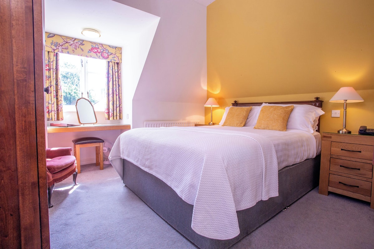 Kahden hengen standard-huone | Työpöytä, kannettavalle tietokoneelle sopiva työtila, pimennysverhot