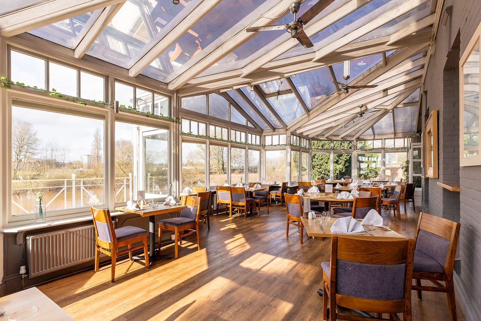 Serveert lunch en diner, tuinzicht 