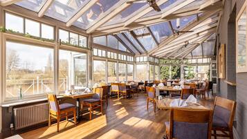 Serveert lunch en diner, tuinzicht