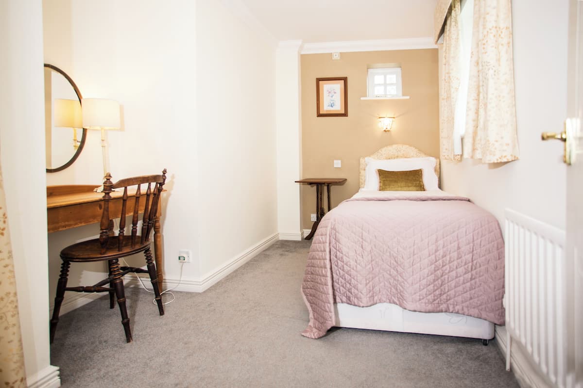 Yhden hengen standard-huone | Työpöytä, kannettavalle tietokoneelle sopiva työtila, pimennysverhot