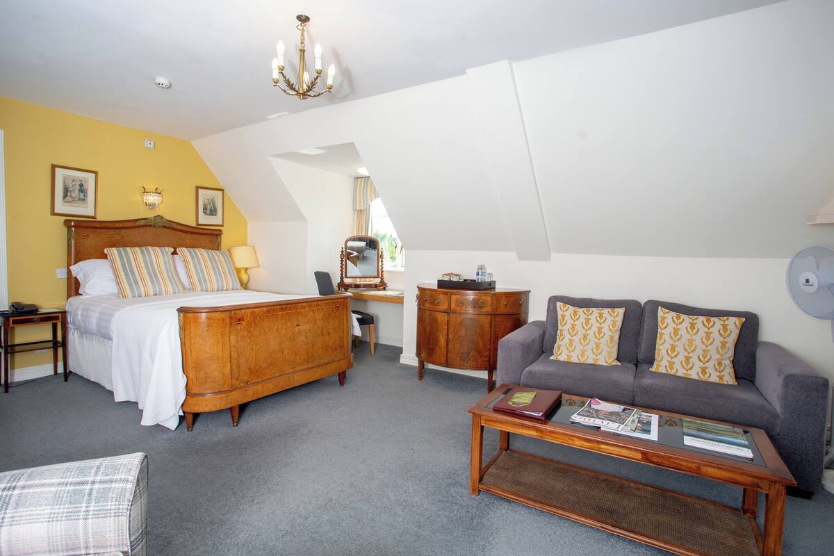 Laptop workspace, blackout drapes, WiFi (free)