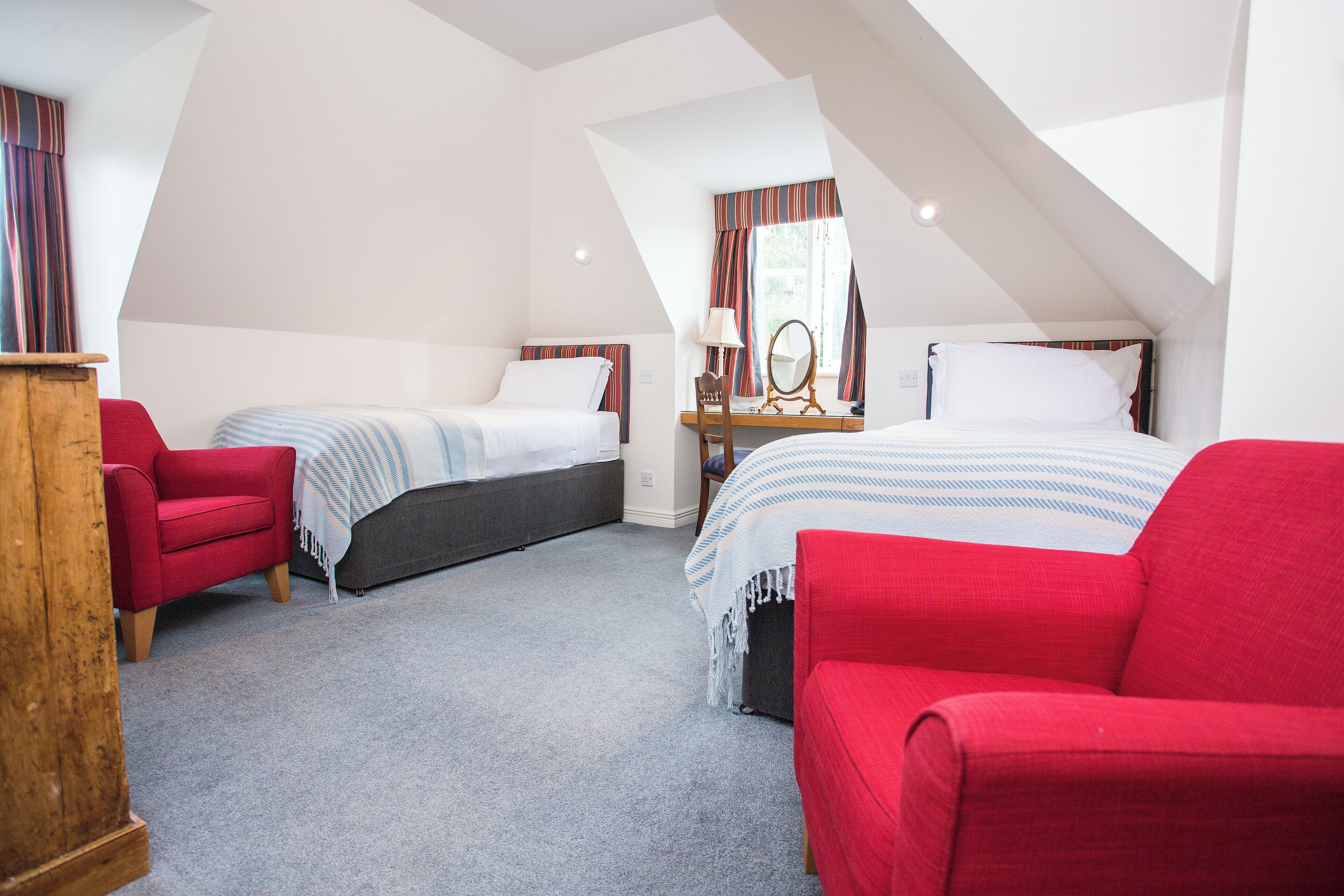 Kahden hengen standard-huone (kaksi sänkyä) | Työpöytä, kannettavalle tietokoneelle sopiva työtila, pimennysverhot