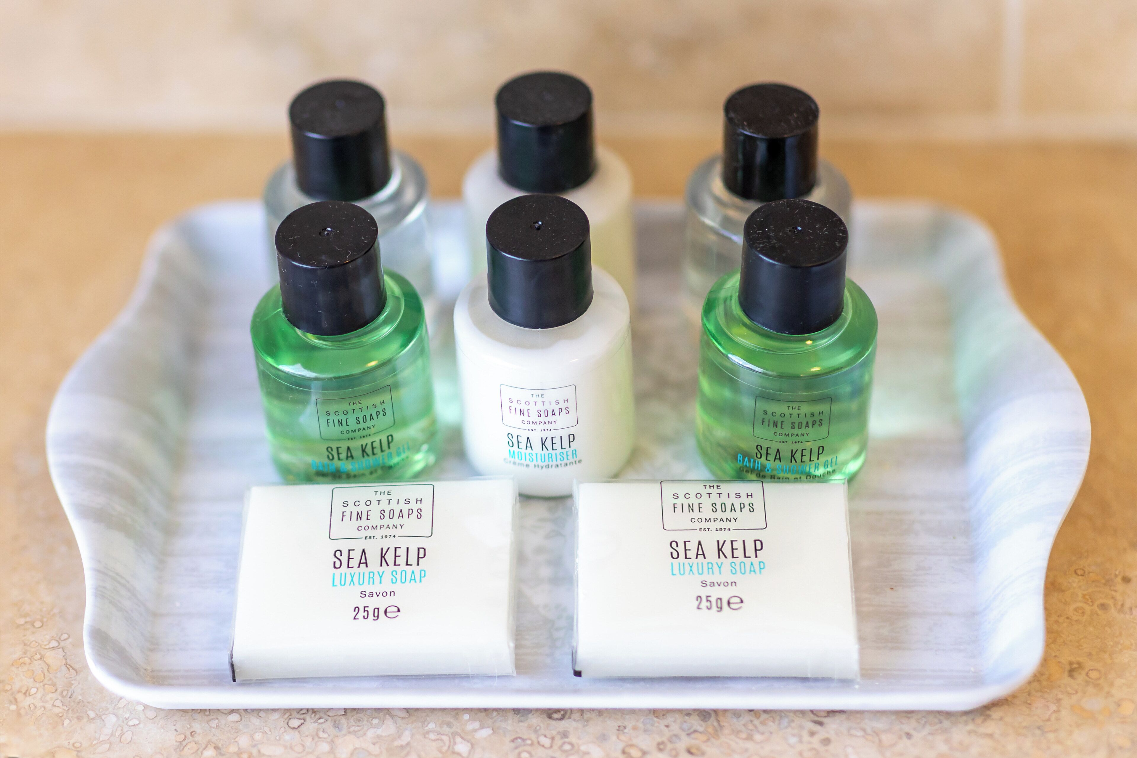 Ein Tablett mit Flaschen Sea Kelp Luxury Soap und einer Seife.