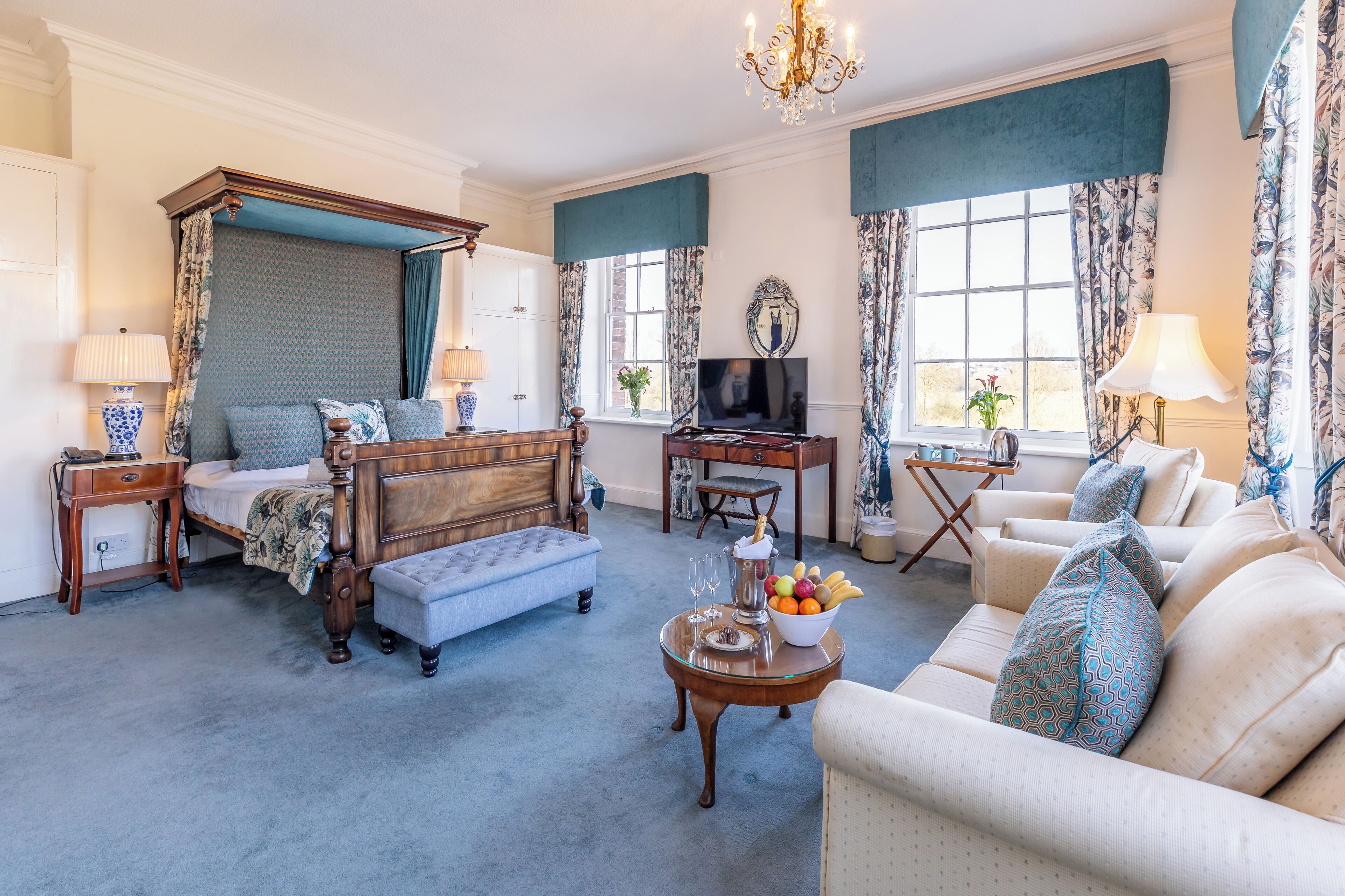 Sviitti | Työpöytä, kannettavalle tietokoneelle sopiva työtila, pimennysverhot