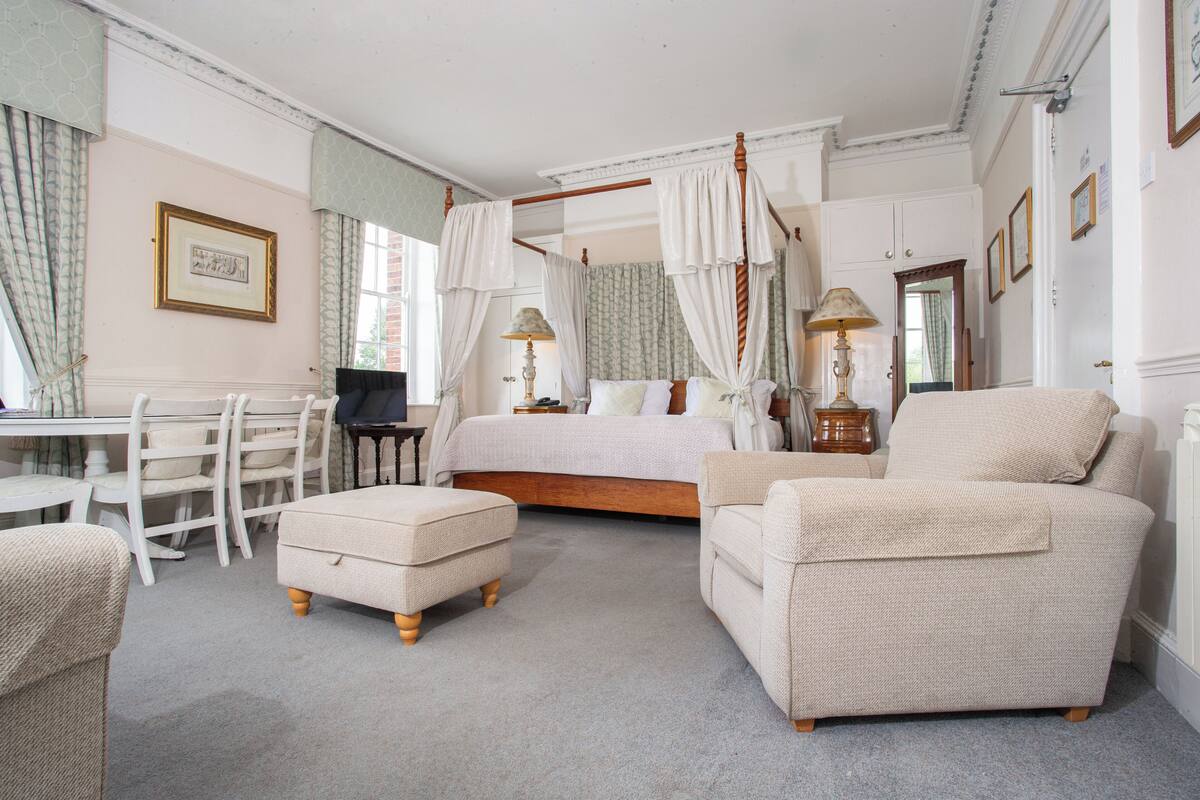 Honeymoon Double Room | Desk, laptop workspace, blackout curtains, free WiFi