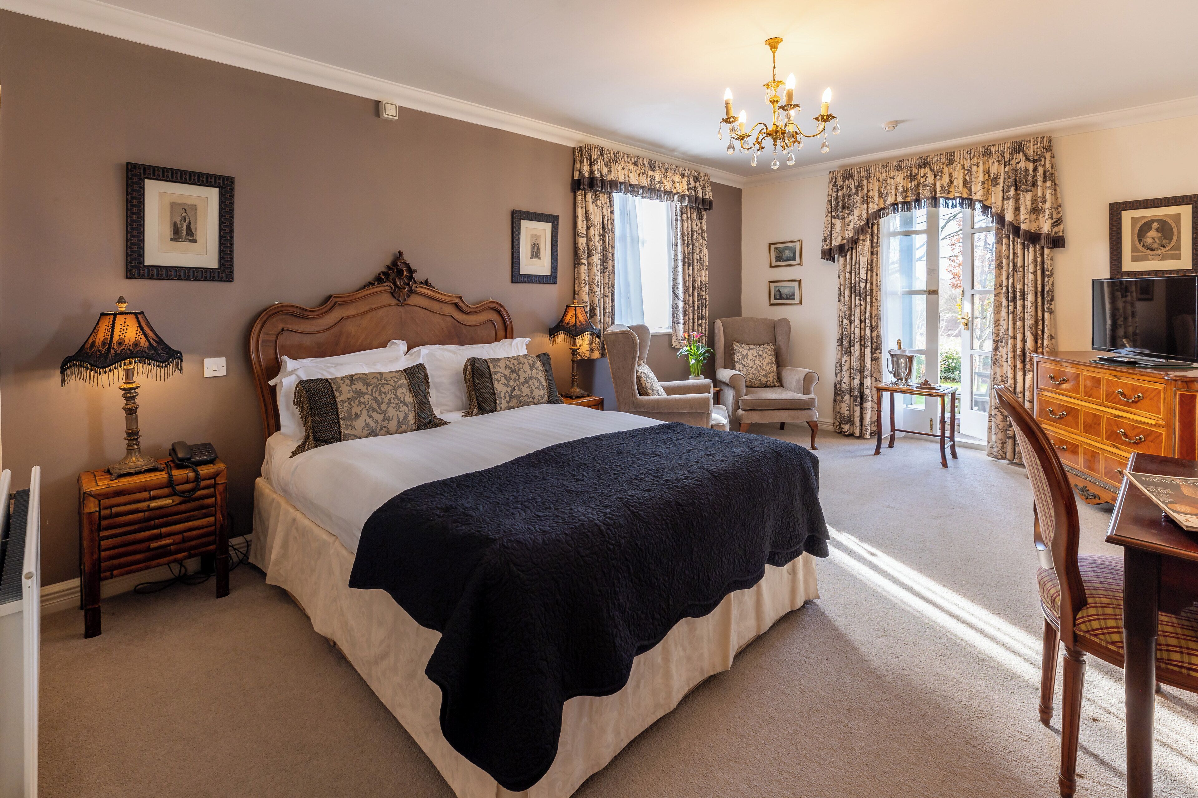 Junior-sviitti | Työpöytä, kannettavalle tietokoneelle sopiva työtila, pimennysverhot