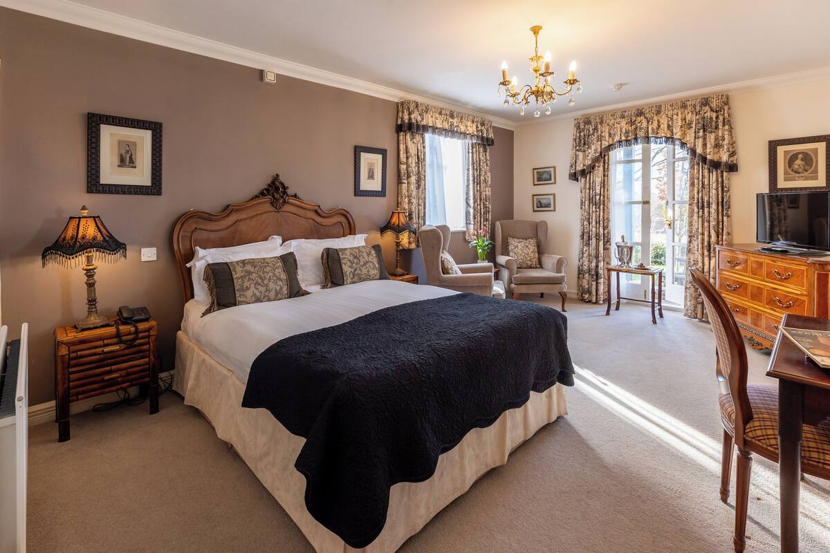 Junior Suite | Laptop workspace, blackout drapes, WiFi (free)