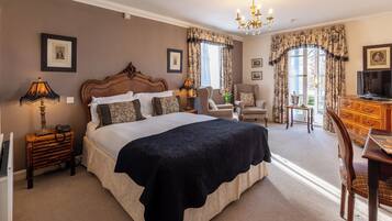 Junior Suite | Laptop workspace, blackout curtains, free WiFi