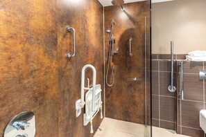 Junior Suite | Bathroom | Free toiletries, hair dryer, towels, soap - Diglis House Hotel (Worcester)