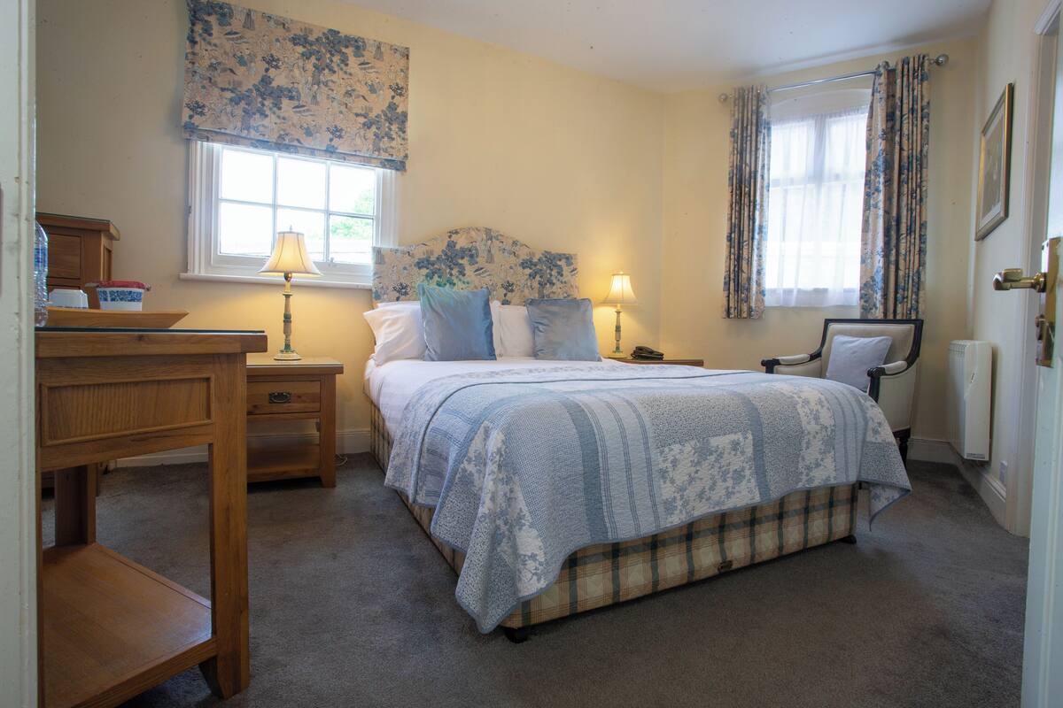 Standard Double Room | Laptop workspace, blackout drapes, WiFi (free)
