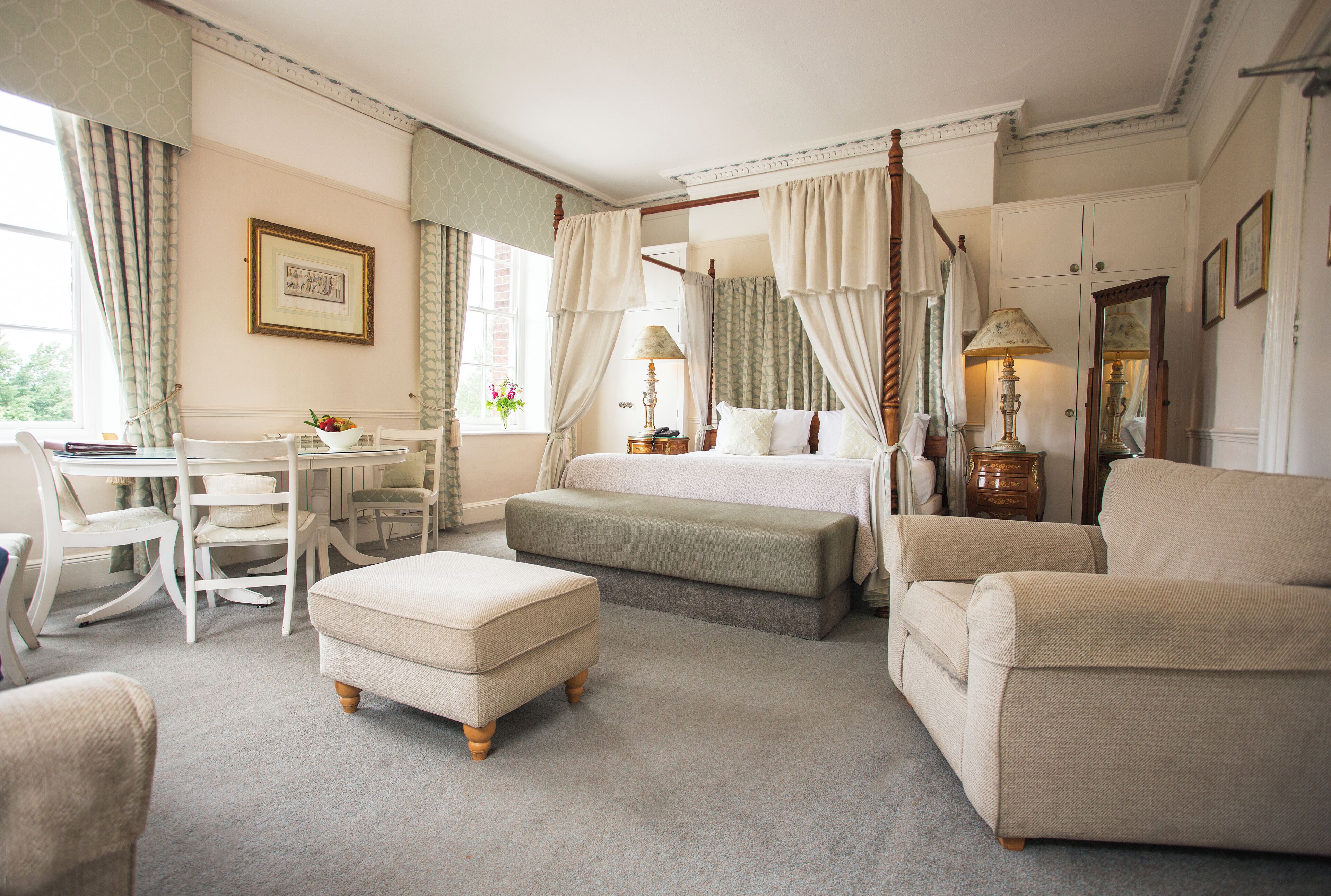 Kahden hengen häämatkahuone | Työpöytä, kannettavalle tietokoneelle sopiva työtila, pimennysverhot