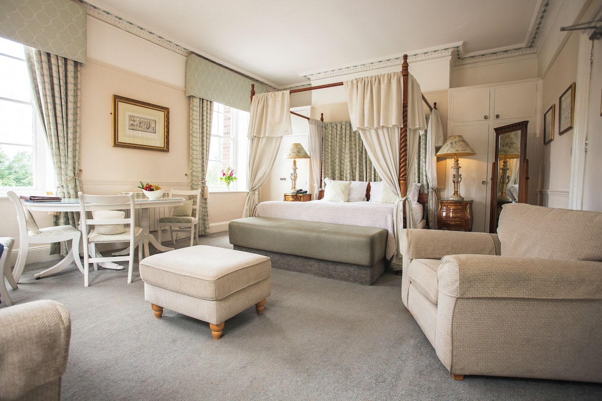 Kahden hengen häämatkahuone | Työpöytä, kannettavalle tietokoneelle sopiva työtila, pimennysverhot