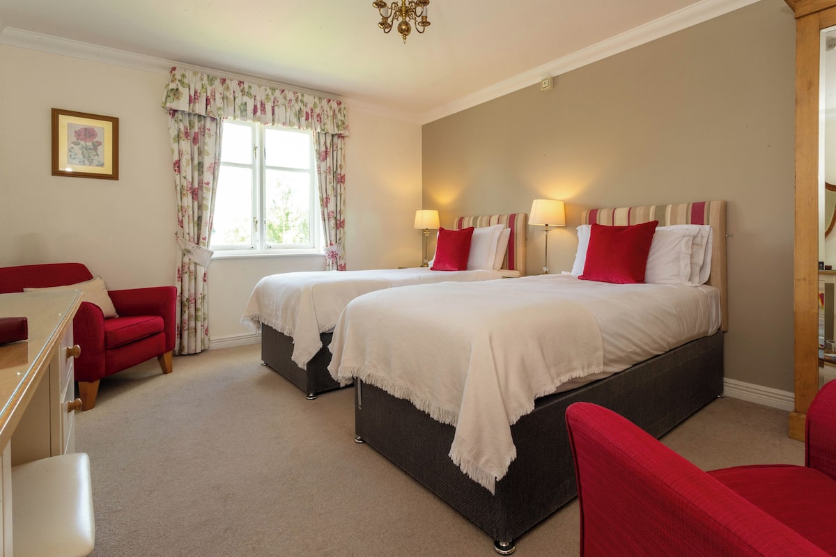 Superior Twin Room | Laptop workspace, blackout drapes, WiFi (free)