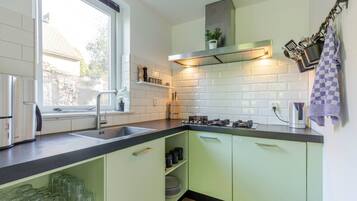 KĂŒhlschrank, Mikrowelle, Ofen, Herdplatte