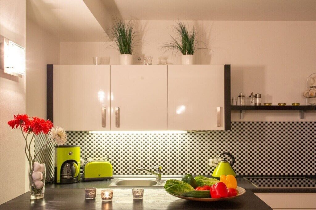 Kylskåp, mikrovågsugn, spishäll och diskmaskin