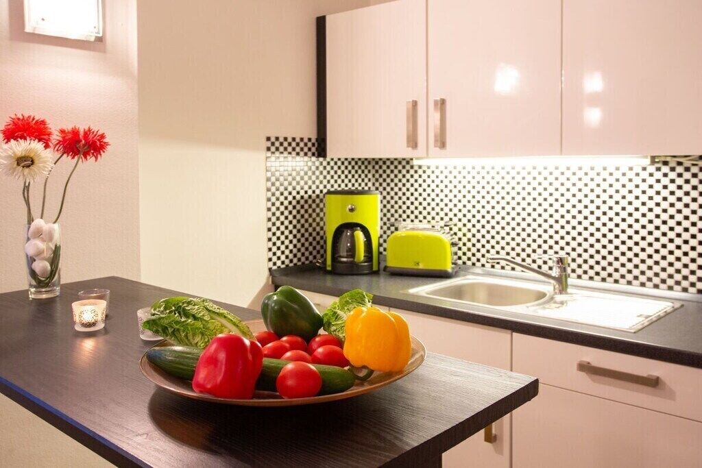 Kühlschrank, Mikrowelle, Herdplatte, Geschirrspüler