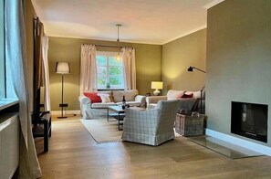 Smart-TV, Kamin, Bücher