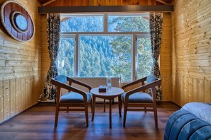 Escritorio y espacio para trabajar con laptop