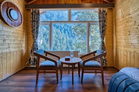 Family Suite | Desk, laptop workspace, soundproofing, free WiFi
