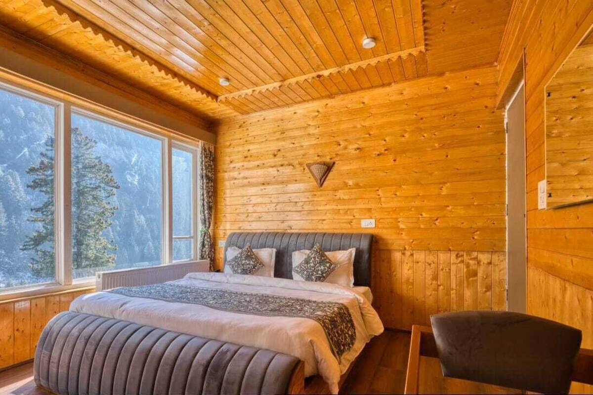 Deluxe Double Room, Mountain View | Meja, ruang kerja komputer riba, kalis bunyi, Wi-fi percuma 