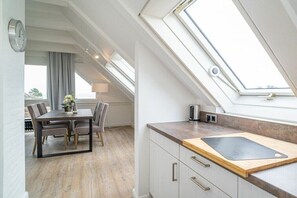 ثلاجة، فرن، موقد طهي مسطح، غسالة أطباق