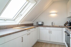 Fridge, oven, stovetop, dishwasher