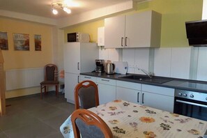 Frigorífic, microones, forn i placa de cuina