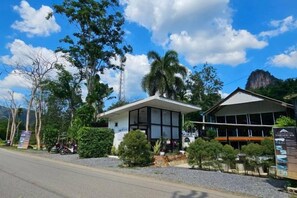 Unclassified image, 3 of 12, button - Nahm Khao Sok Hostel and Camping (Phanom)