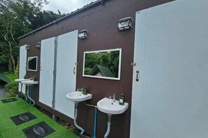 Property grounds - Nahm Khao Sok Hostel and Camping (Phanom)
