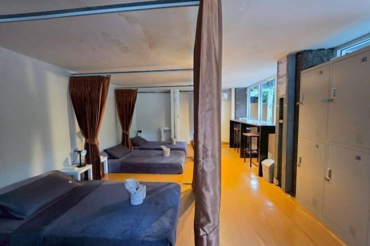 Een hotelkamer met twee bedden, een bureau en een kledingkast.