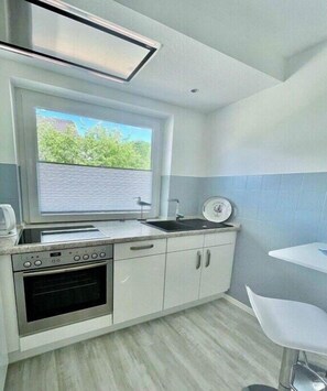 ثلاجة، ميكروويف، فرن، موقد طهي مسطح