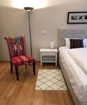2 bedrooms, internet, bed sheets