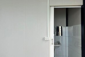 Room - Wimanmok Phuthapbuek (Lom Kao)