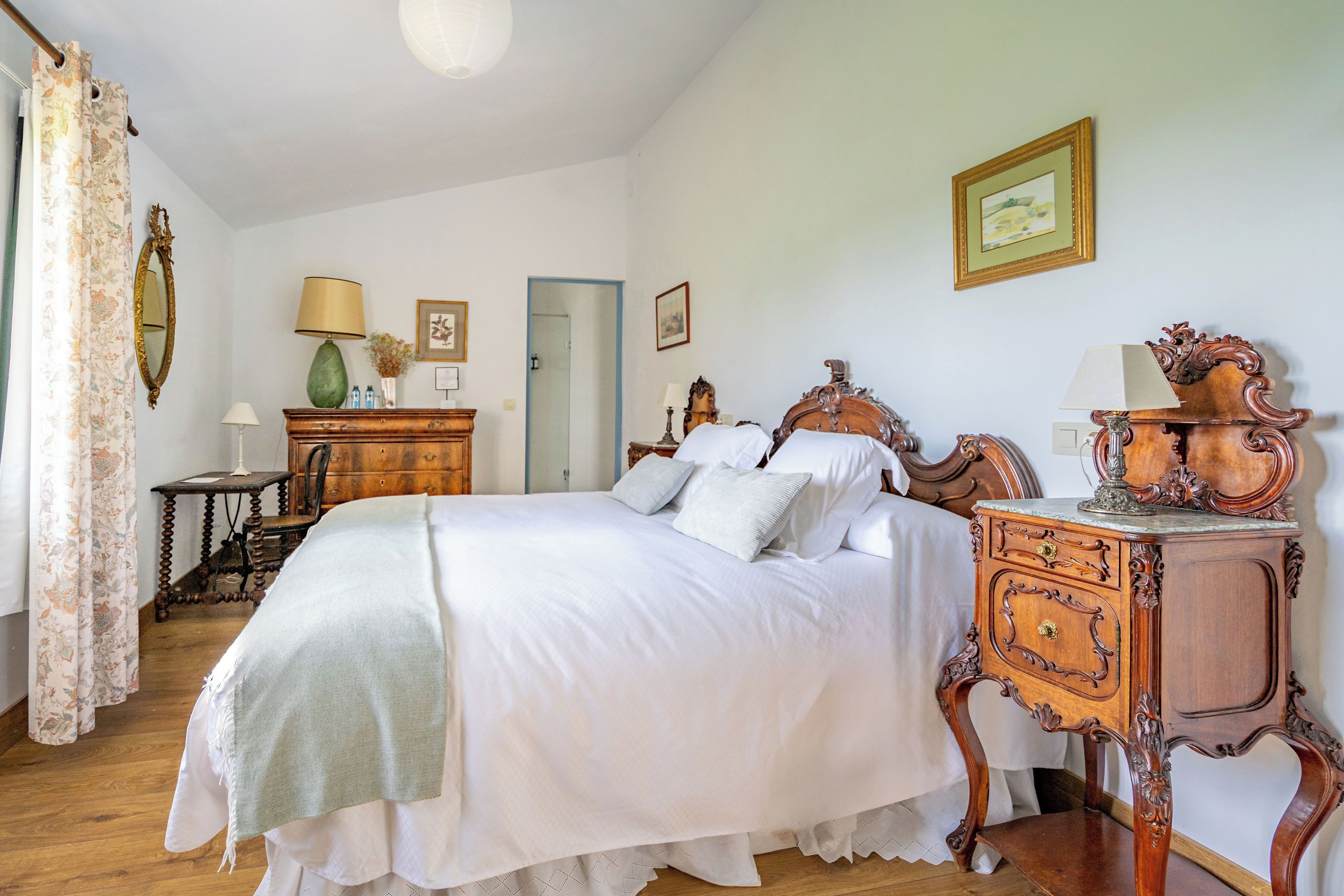 Deluxe dubbelrum - utsikt mot trädgården | Skrivbord, arbetsyta för laptop och gratis wi-fi