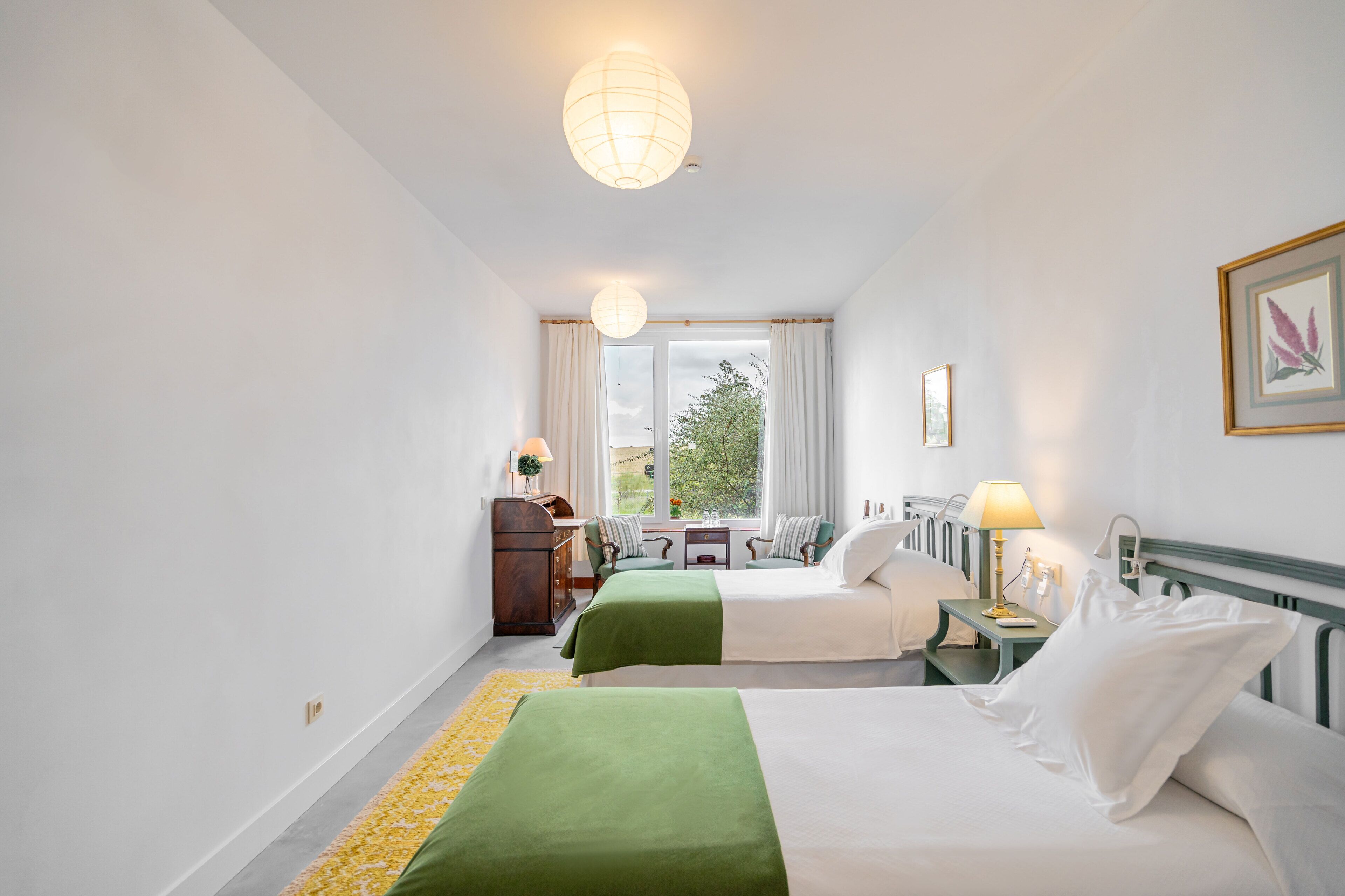 Comfort tvåbäddsrum - utsikt mot trädgården | Skrivbord, arbetsyta för laptop och gratis wi-fi