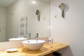 ห้องคอมฟอร์ททวิน, วิวสวน | ห้องน้ำ | ฝักบัว, ไดร์เป่าผม, ผ้าเช ็ดตัว, สบู่