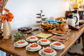 بوفيه فطور مجانًا يوميًا