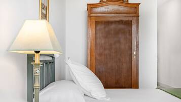 Comfort Twin kamer, uitzicht op tuin | Een bureau, een laptopwerkplek, gratis wifi