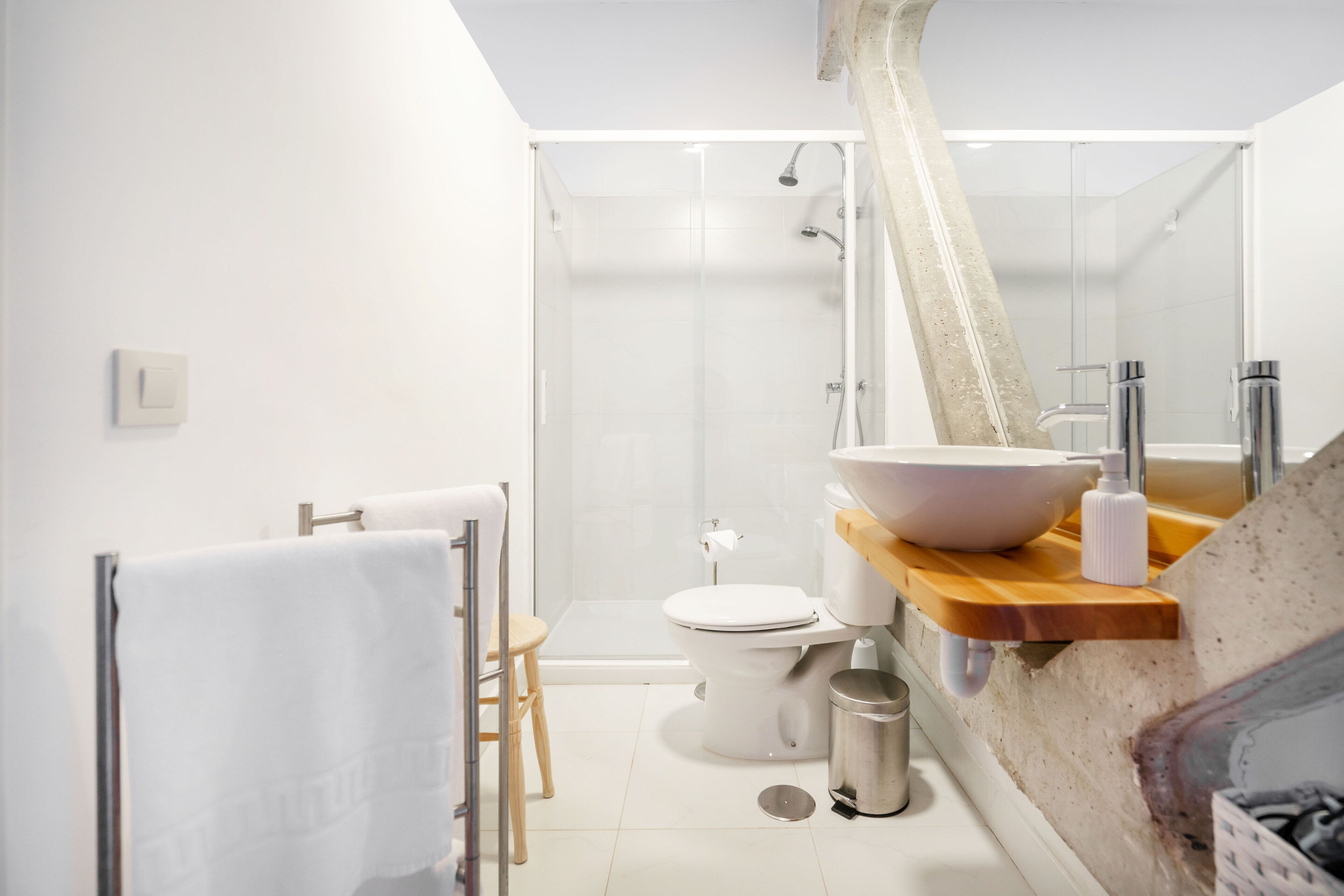 Exclusieve tweepersoonskamer, uitzicht op bergen, in toren | Badkamer | Een douche, een haardroger, handdoeken, zeep