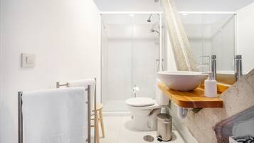 Exclusieve tweepersoonskamer, uitzicht op bergen, in toren | Badkamer | Een douche, een haardroger, handdoeken, zeep