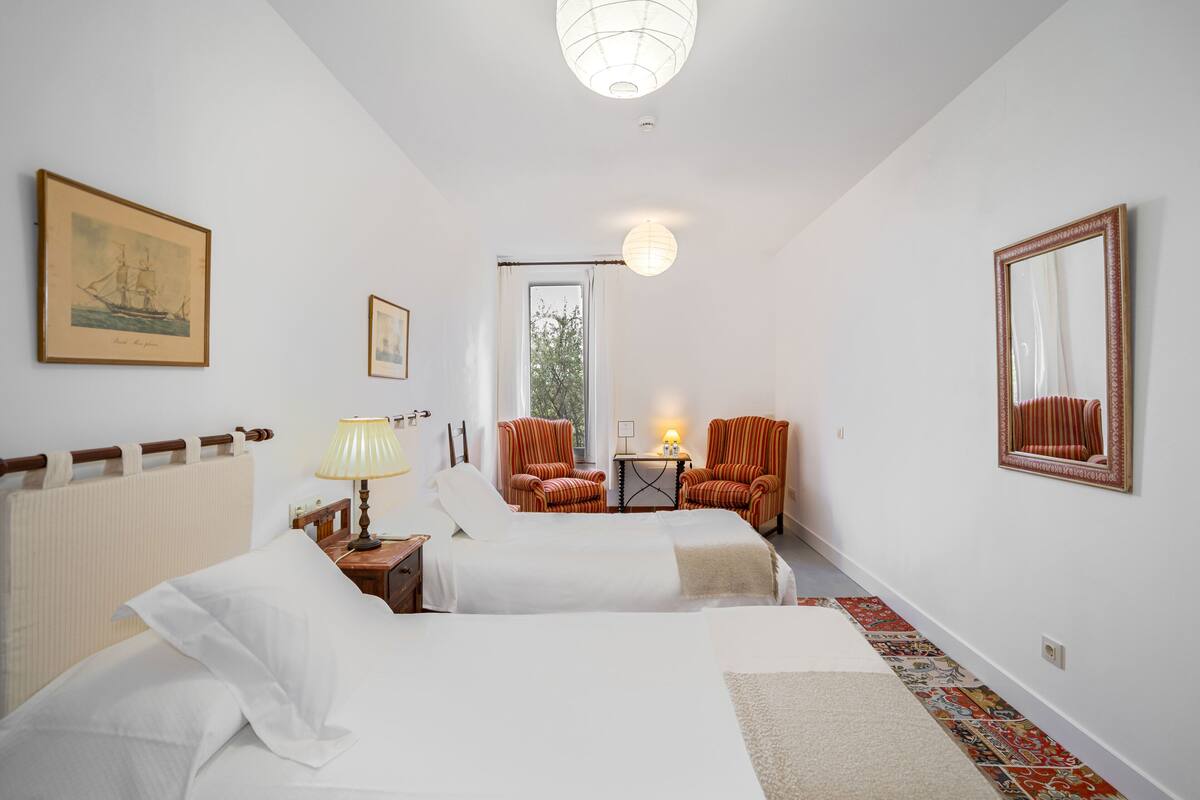 مكتب ومساحة عمل للكمبيوتر المحمول وواي فاي مجانًا